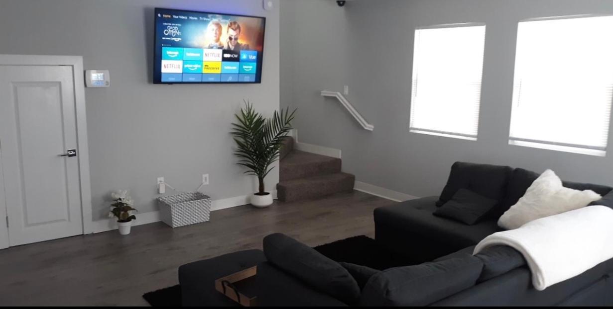 Luxury Stays Ингълуд Екстериор снимка