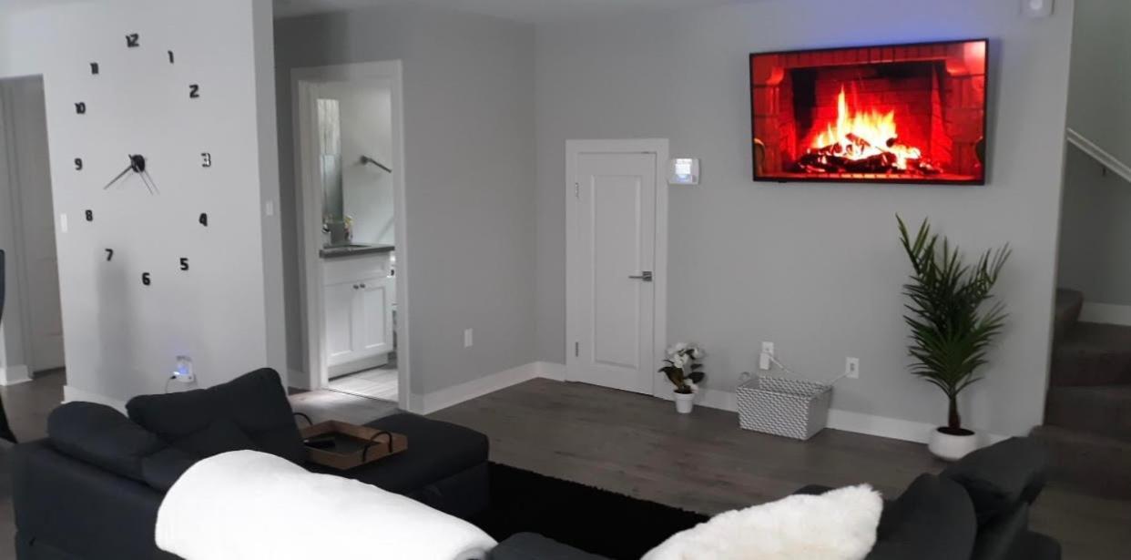 Luxury Stays Ингълуд Екстериор снимка